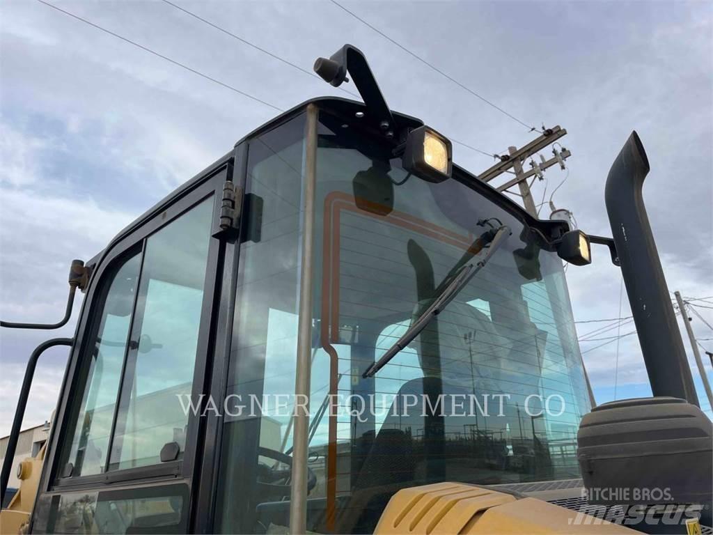 CAT 906M Naudoti ratiniai krautuvai
