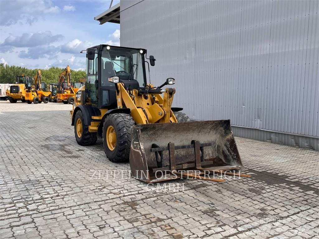 CAT 907M Naudoti ratiniai krautuvai