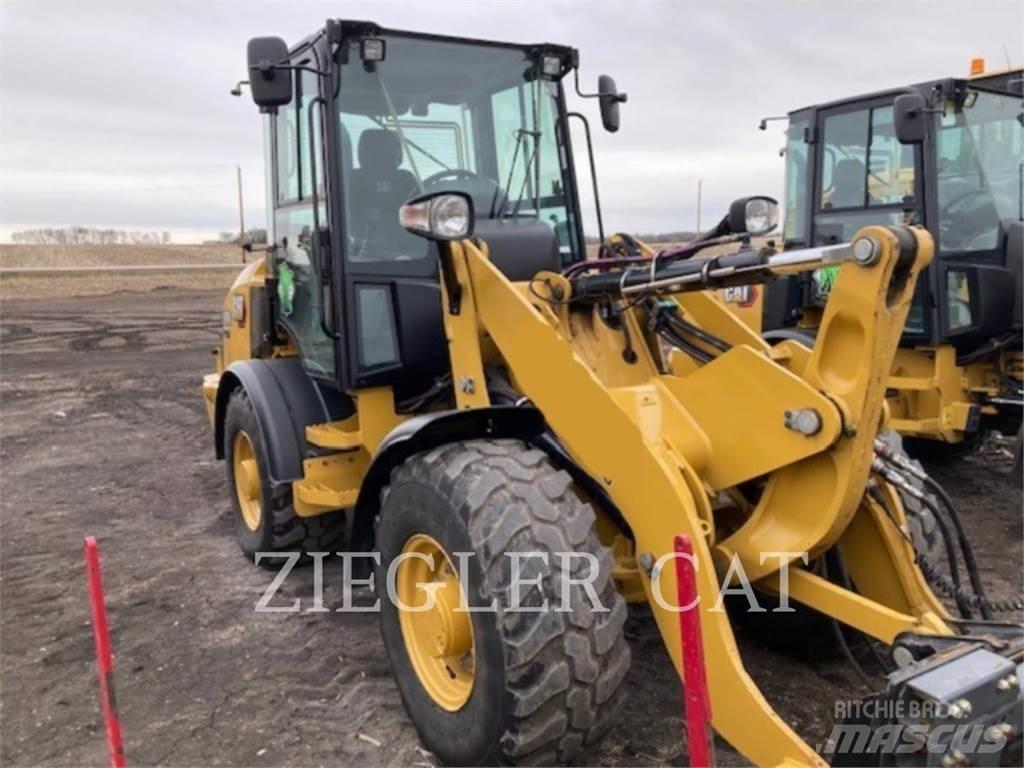 CAT 907M Naudoti ratiniai krautuvai