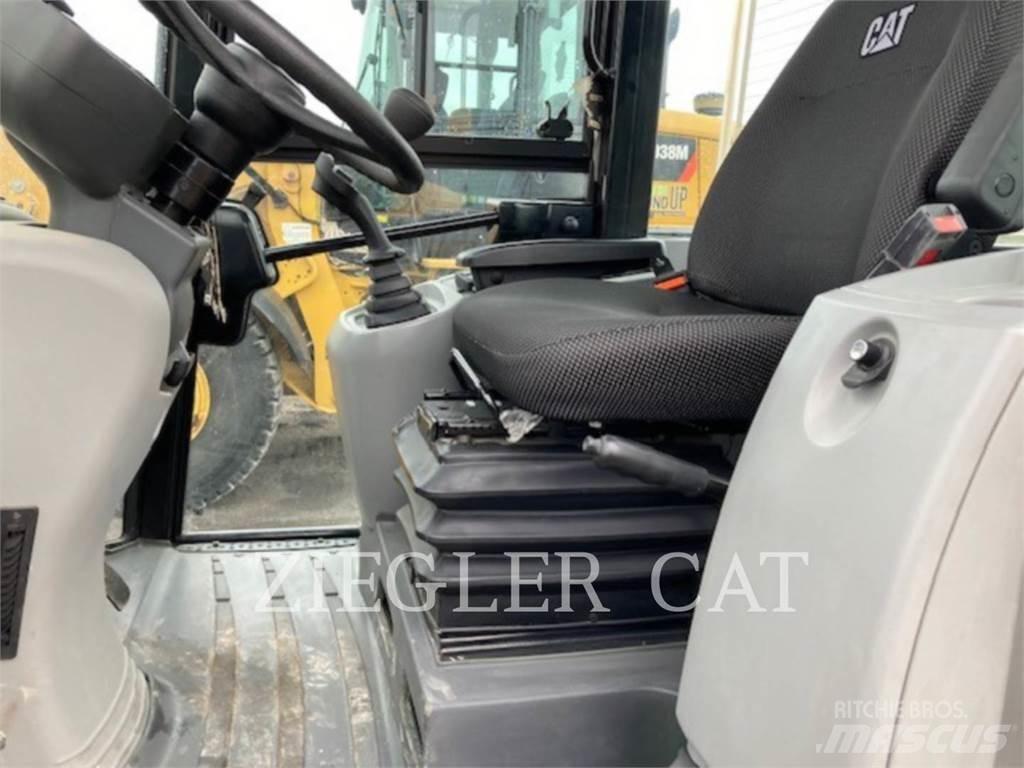 CAT 907M Naudoti ratiniai krautuvai