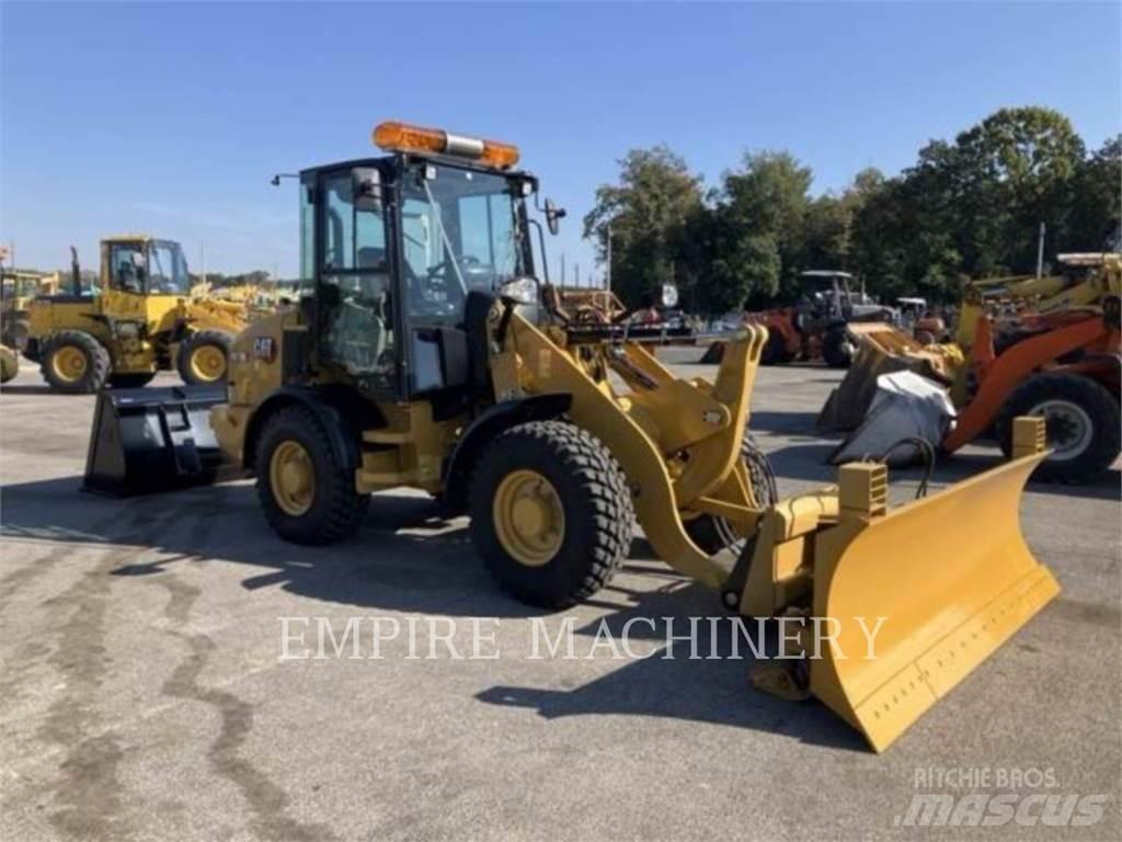 CAT 907M Naudoti ratiniai krautuvai