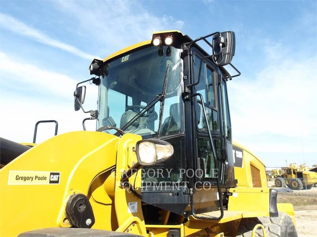 CAT 930M Naudoti ratiniai krautuvai