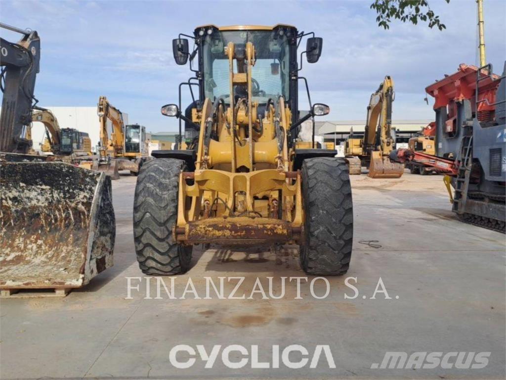 CAT 930M Naudoti ratiniai krautuvai