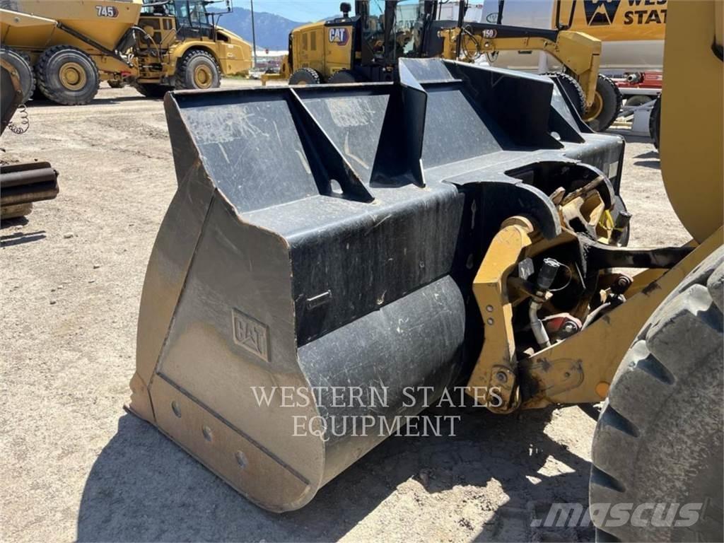 CAT 930M Naudoti ratiniai krautuvai