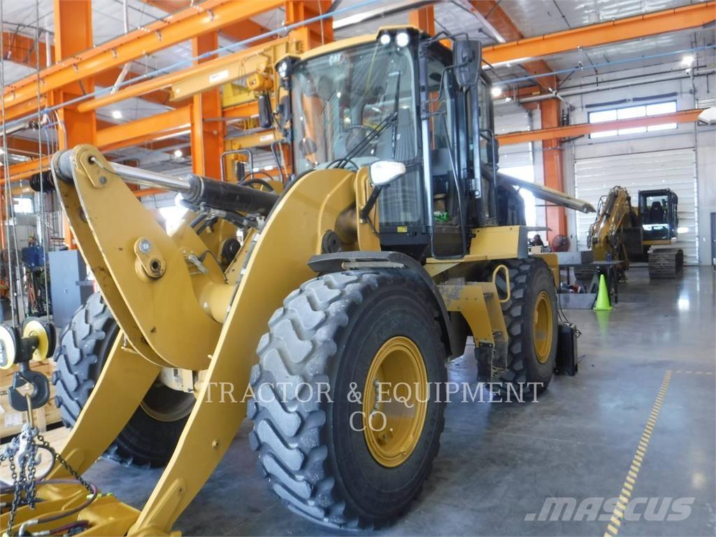 CAT 930M Naudoti ratiniai krautuvai