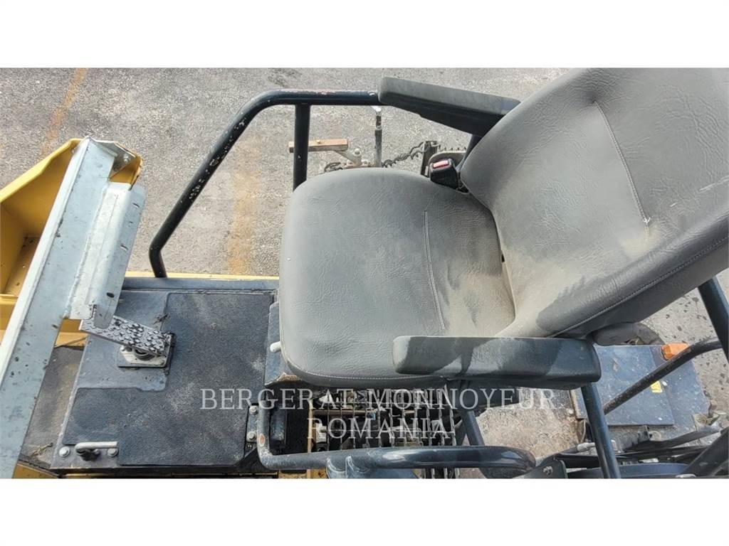 CAT AP-655D Asfalto klotuvai