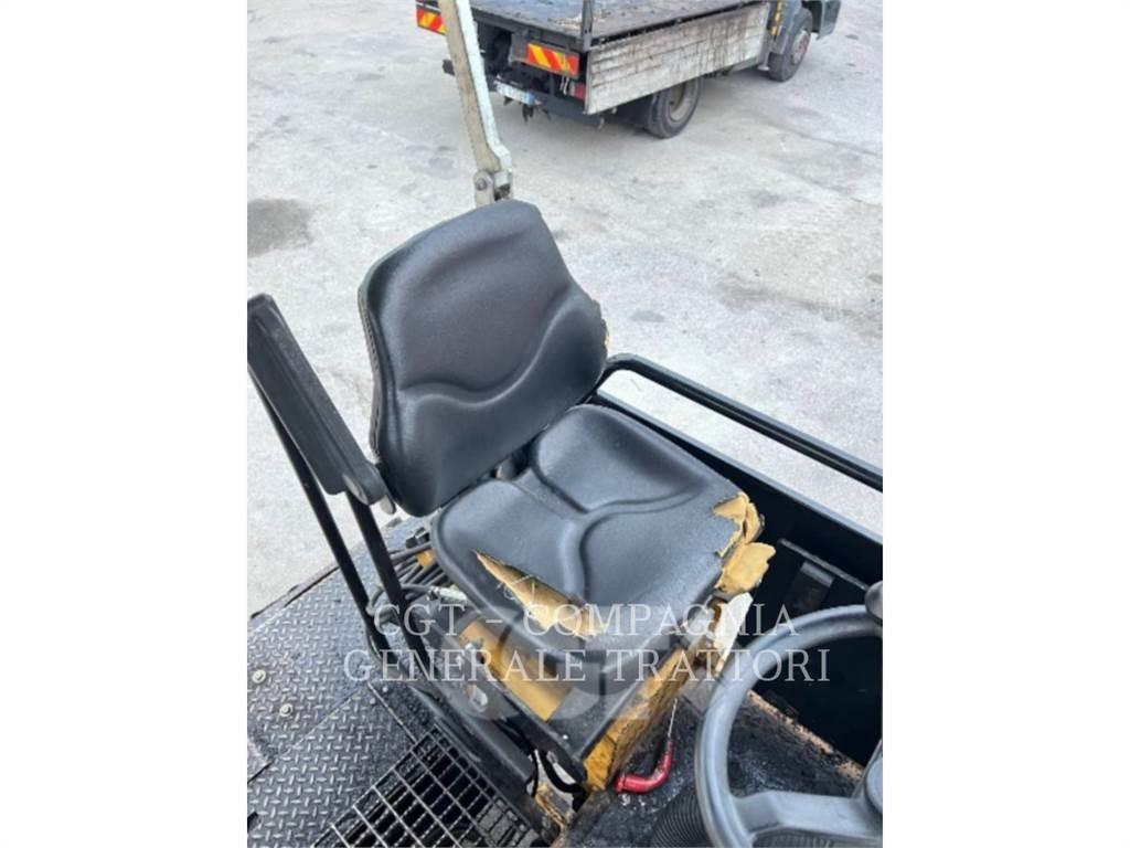 CAT AP300 Asfalto klotuvai