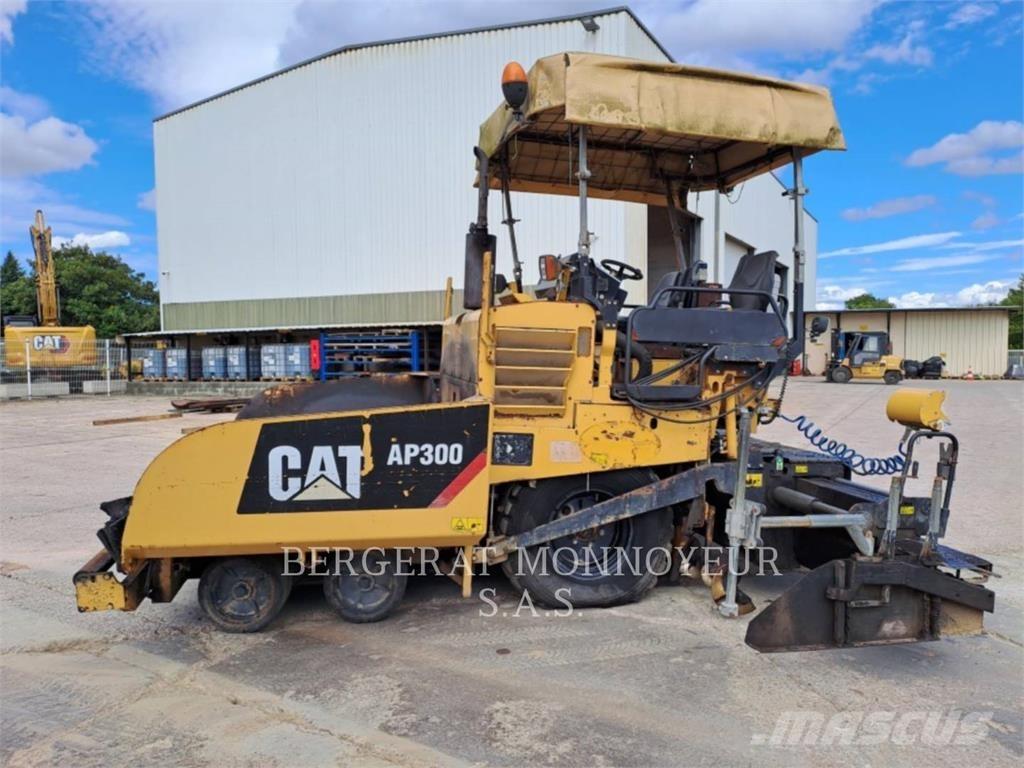 CAT AP300 Asfalto klotuvai