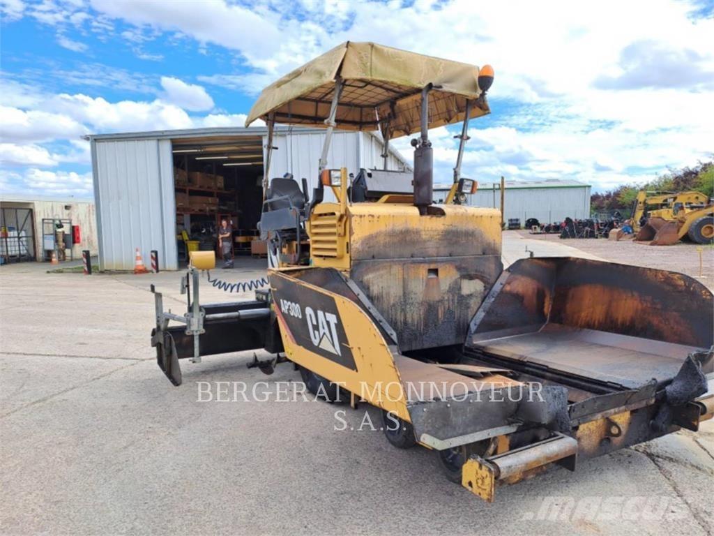 CAT AP300 Asfalto klotuvai