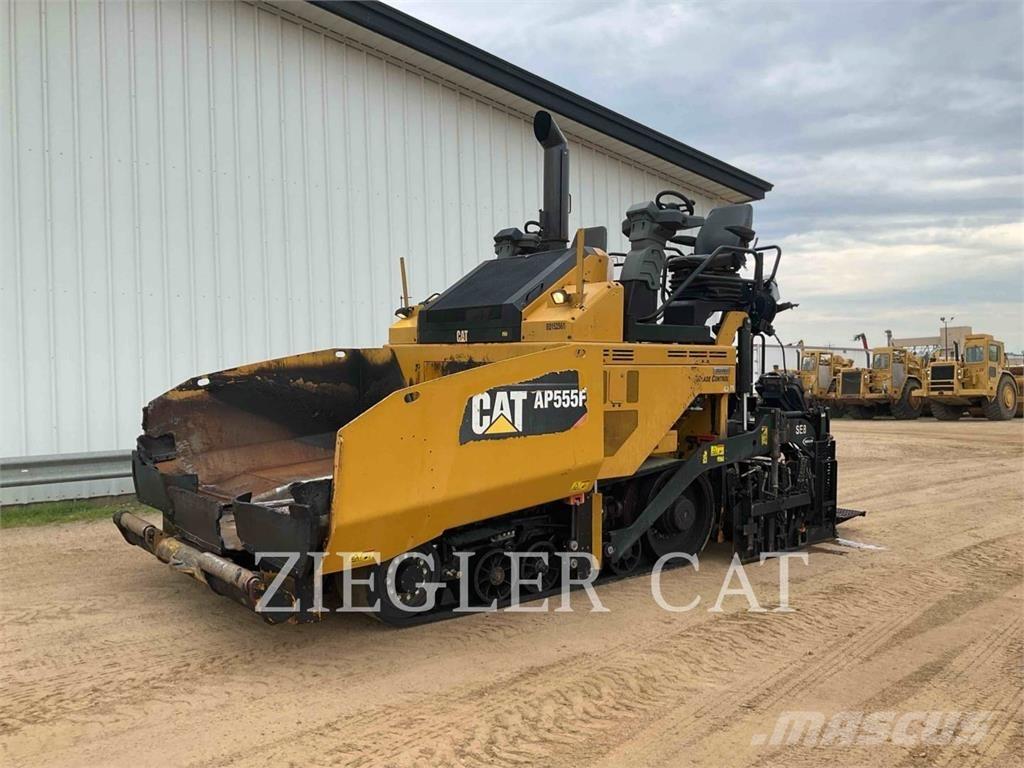 CAT AP555F Asfalto klotuvai
