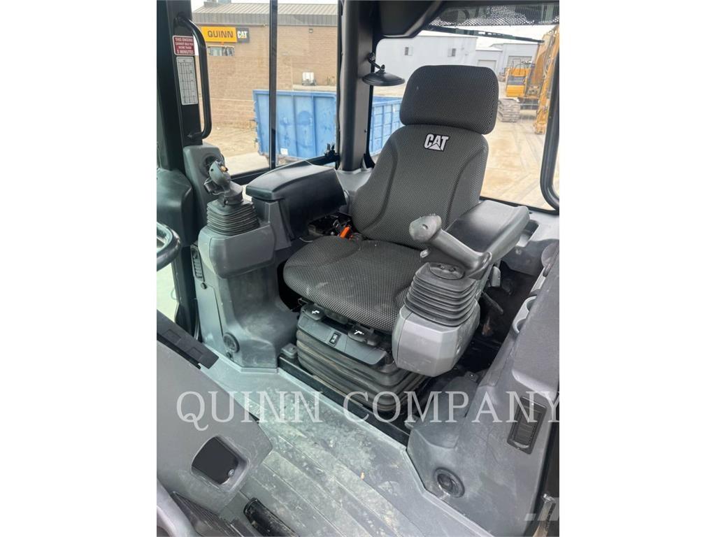 CAT D2 Ekskavatoriniai krautuvai