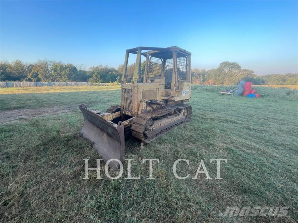 CAT D3B Vikšriniai buldozeriai