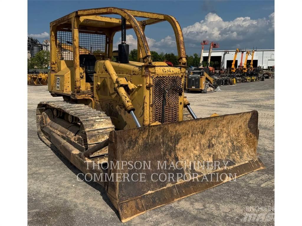 CAT D5B Vikšriniai buldozeriai