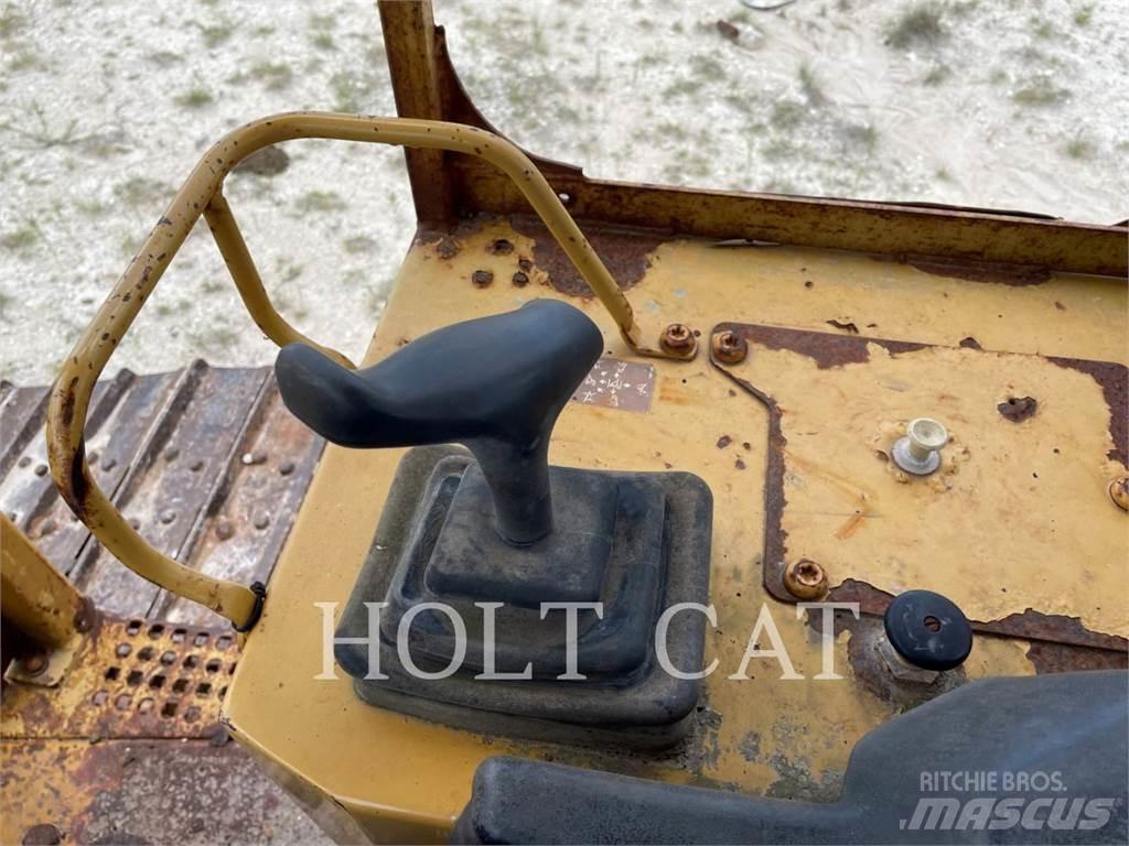 CAT D5M Vikšriniai buldozeriai