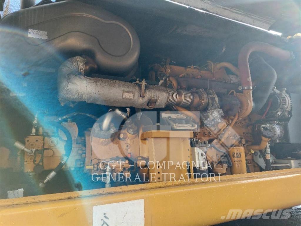 CAT MH 3024 Ratiniai ekskavatoriai