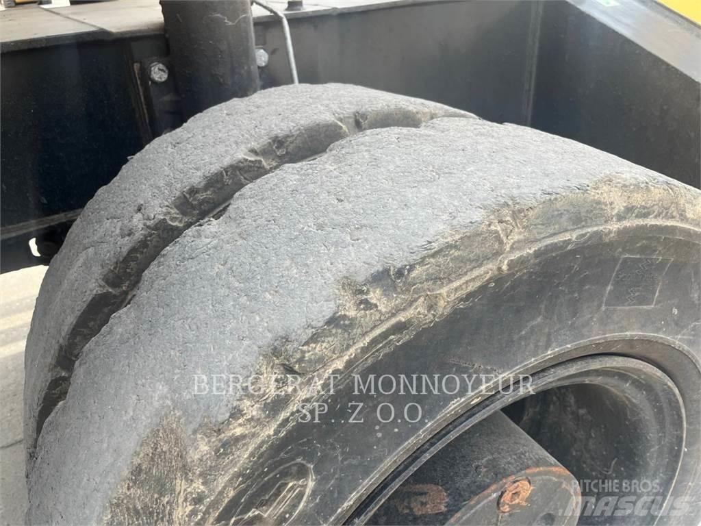 CAT MH3026 Ratiniai ekskavatoriai