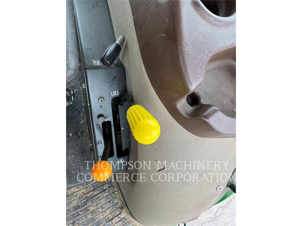 John Deere 6115D Traktoriai