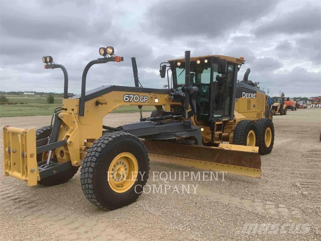 John Deere 670GP Greideriai