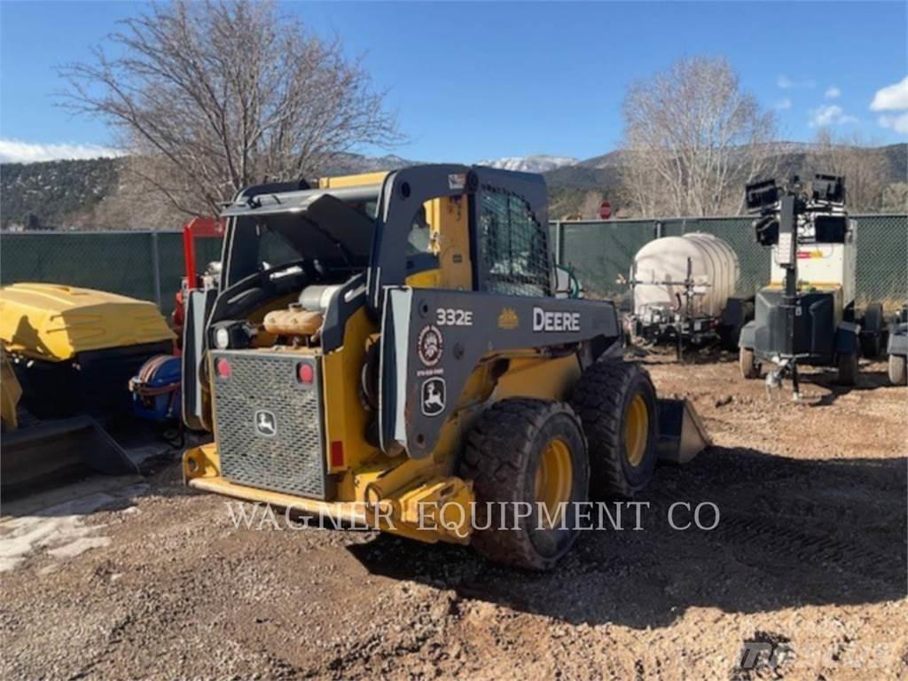John Deere & CO. 332E Krautuvai su šoniniu pasukimu