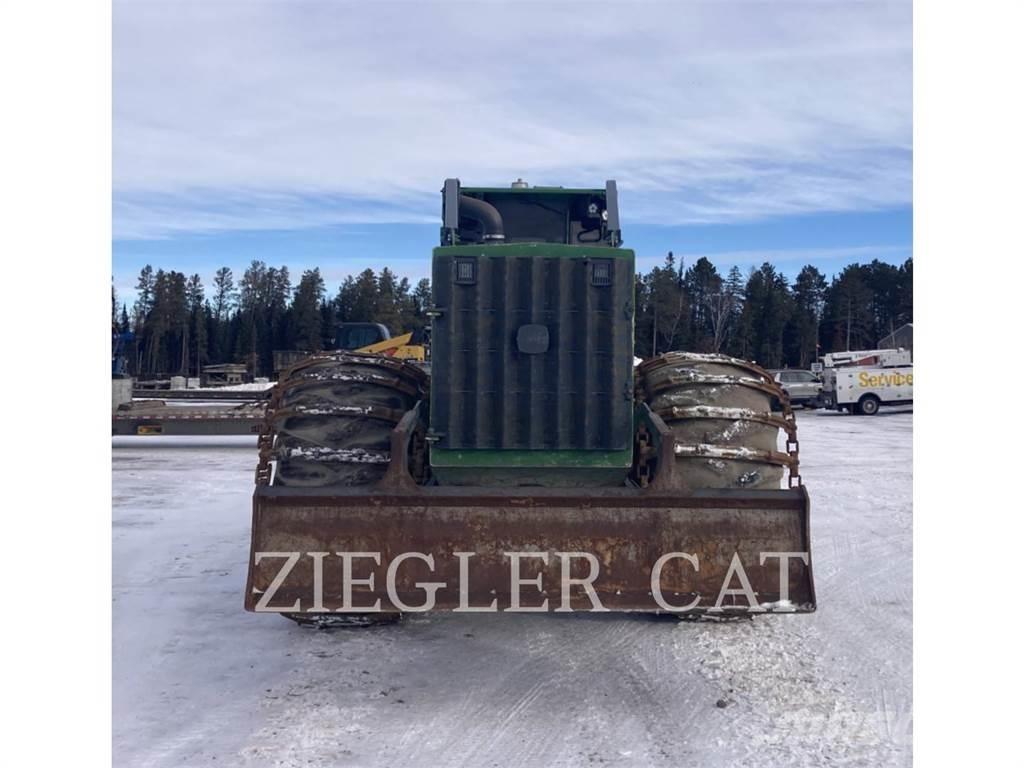 John Deere & CO. 748L Miško traktoriai