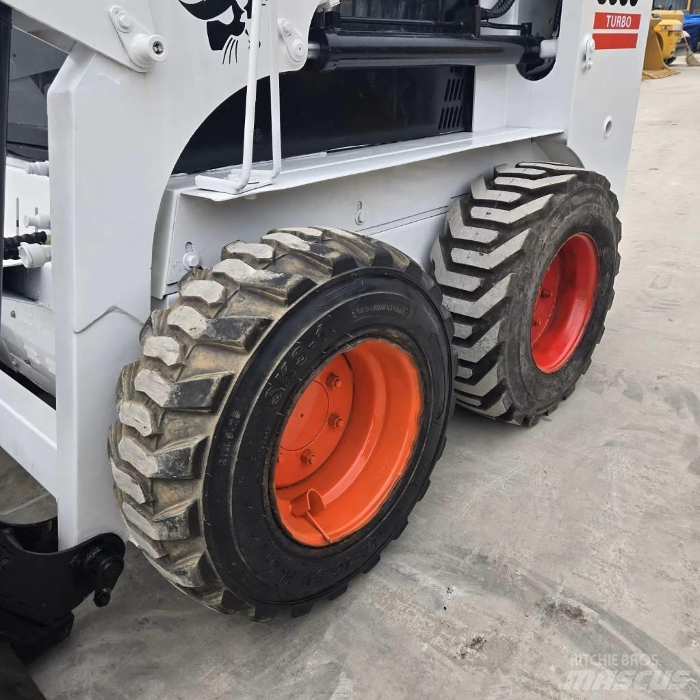 Bobcat S 300 Krautuvai su šoniniu pasukimu