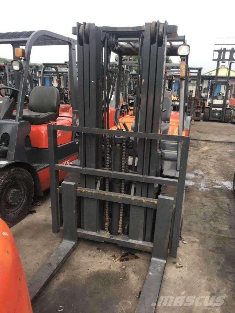 TCM FD 30 Dyzeliniai krautuvai