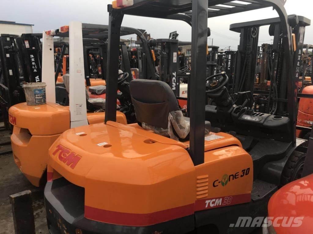 TCM FD 30 Dyzeliniai krautuvai