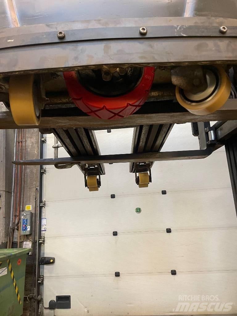 BT Toyota SWE080L Rankiniai vėžimėliai