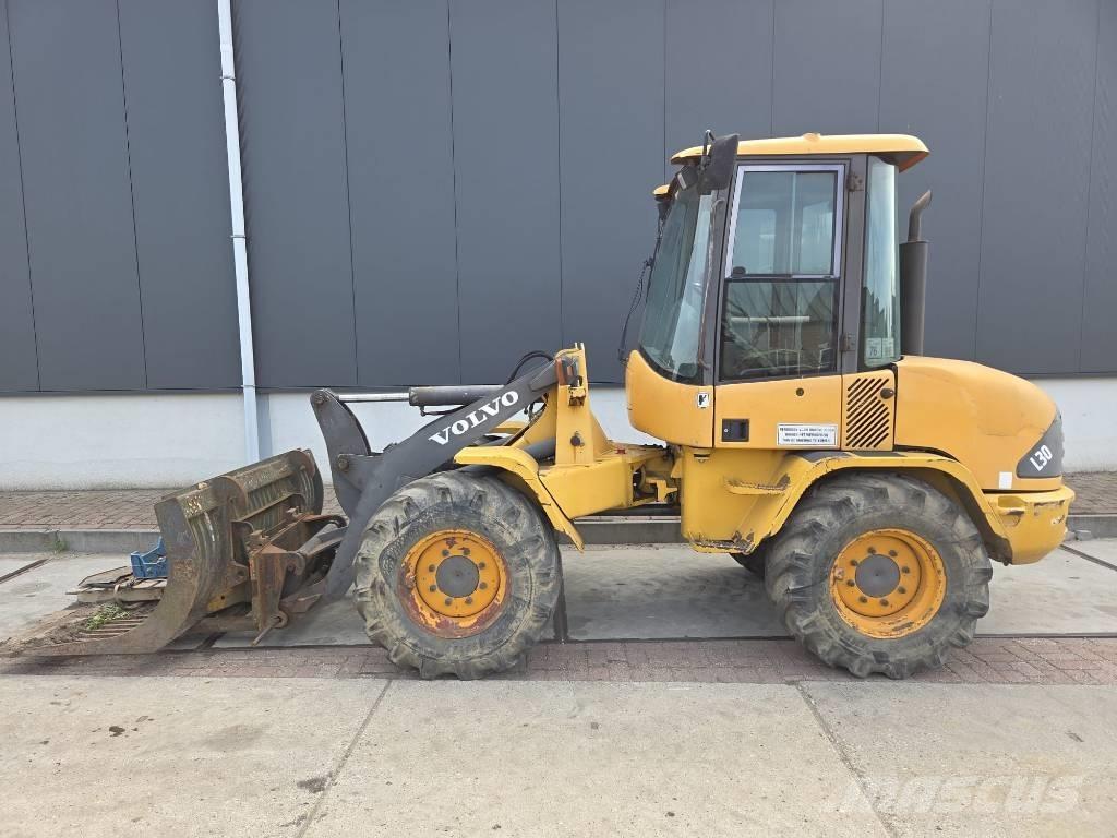 Volvo L 30 B Naudoti ratiniai krautuvai