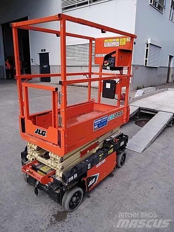 JLG ES 1330 L Žirkliniai keltuvai