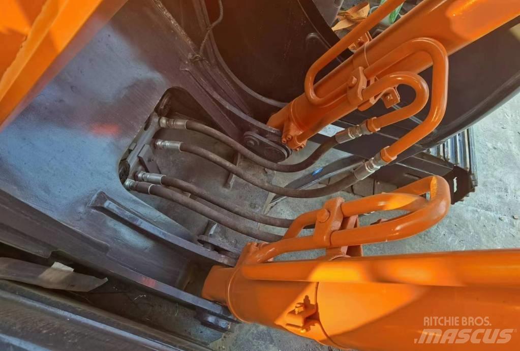 Hitachi ZX 200 Vikšriniai ekskavatoriai
