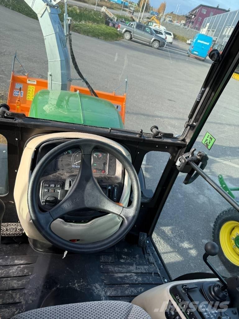 John Deere 2032 R Naudoti kompaktiški traktoriai