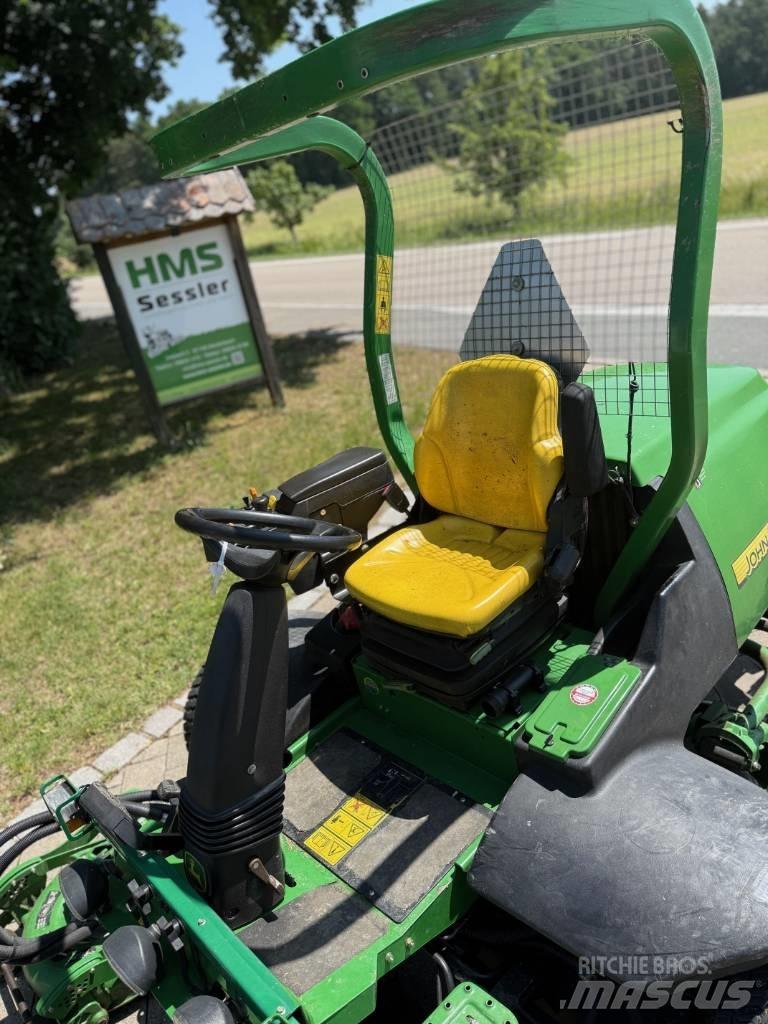 John Deere 8800 Sodo traktoriukai-vejapjovės
