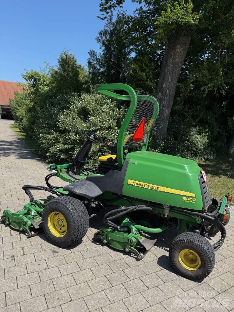 John Deere 8800 Sodo traktoriukai-vejapjovės