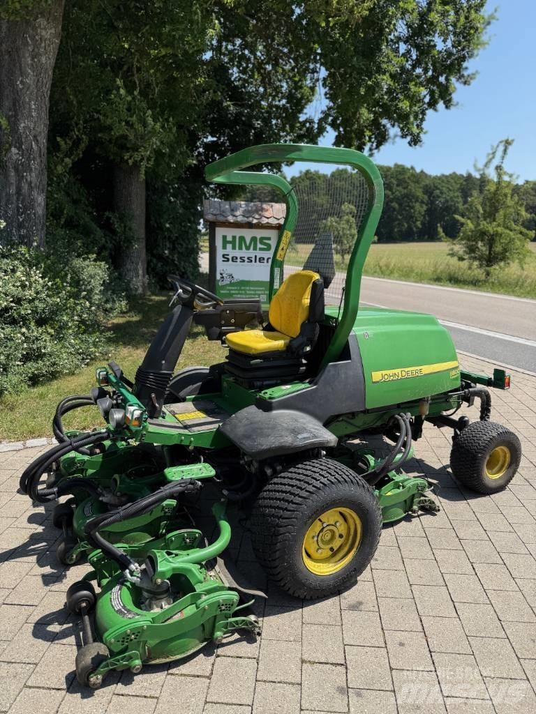 John Deere 8800 Sodo traktoriukai-vejapjovės
