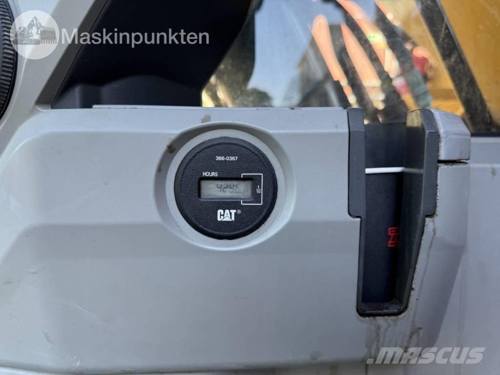 CAT 320 F L Vikšriniai ekskavatoriai