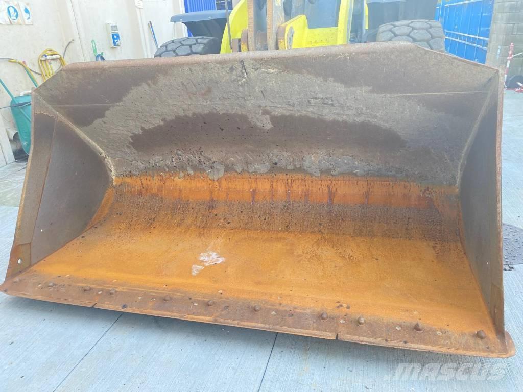 CASE 821G Naudoti ratiniai krautuvai