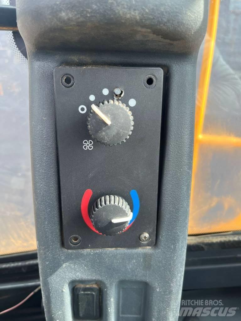 John Deere 824 K Naudoti ratiniai krautuvai