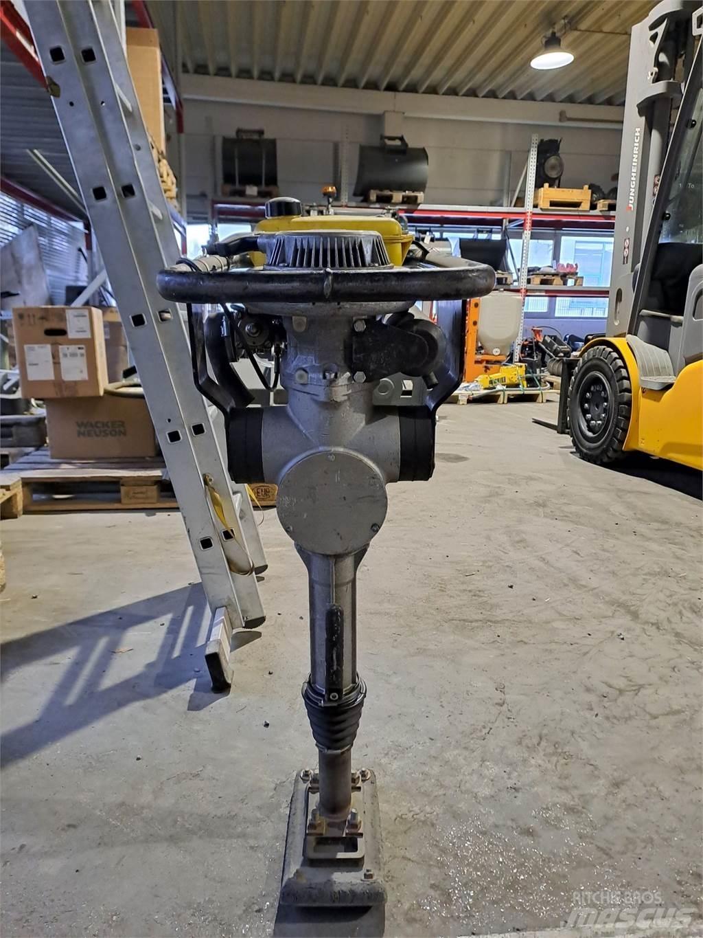 Wacker Neuson BS30 Plūktuvai
