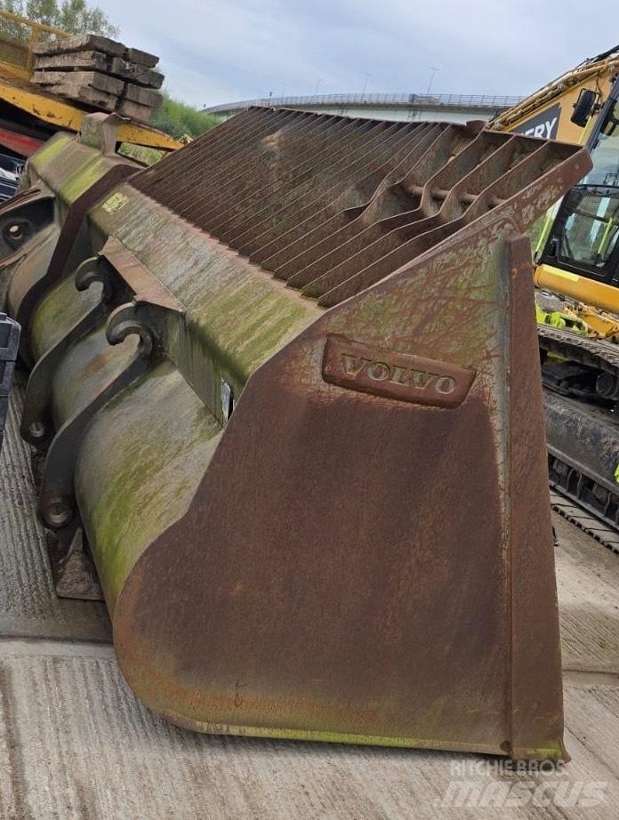 Volvo L 220 H Naudoti ratiniai krautuvai