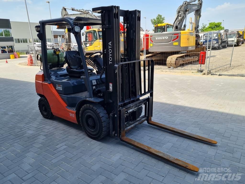 Toyota 02-8 FG F 25 LPG (dujiniai) krautuvai