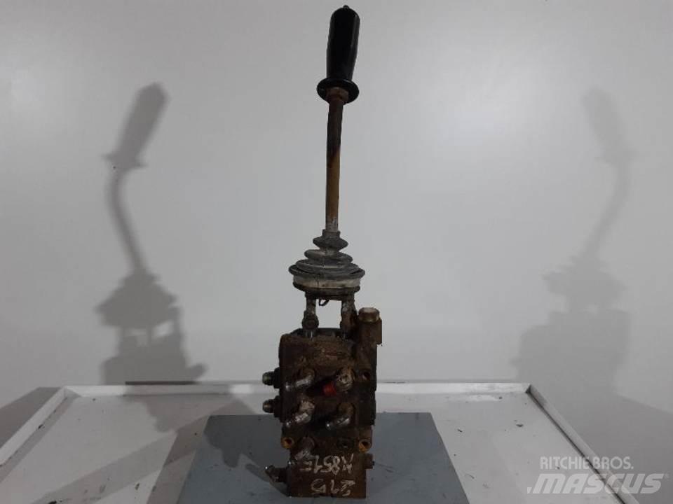 CAT 215 Kabinos ir interjeras