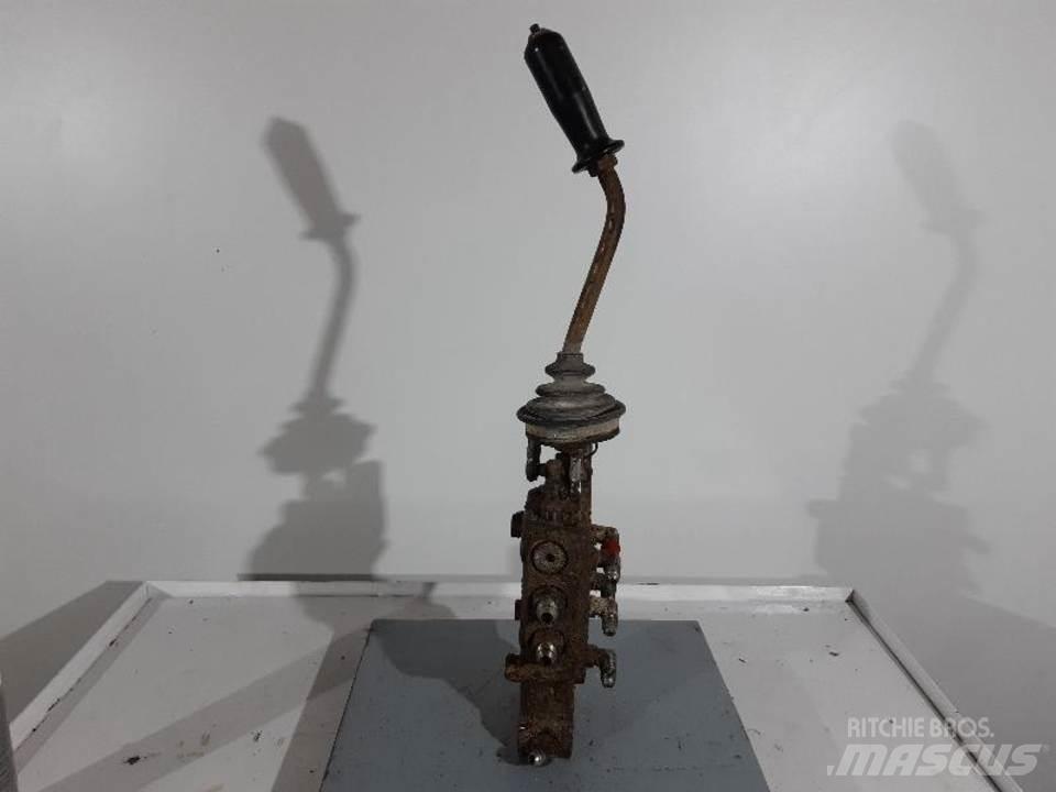 CAT 215 Kabinos ir interjeras
