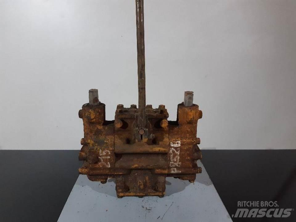 CAT 215 Kabinos ir interjeras