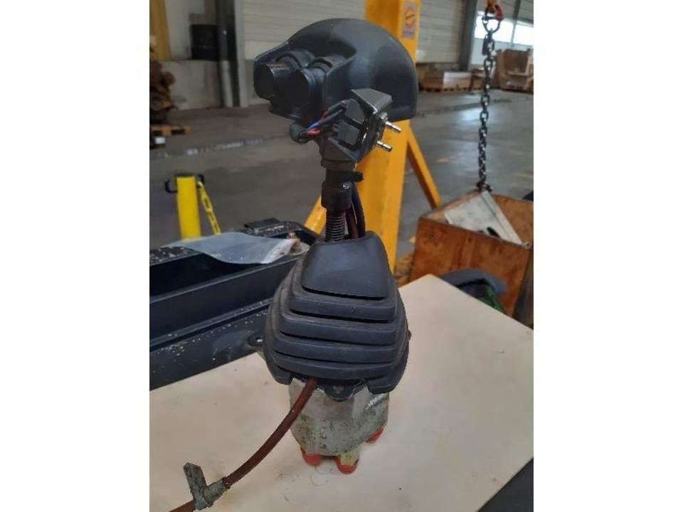 CAT 320B Kabinos ir interjeras