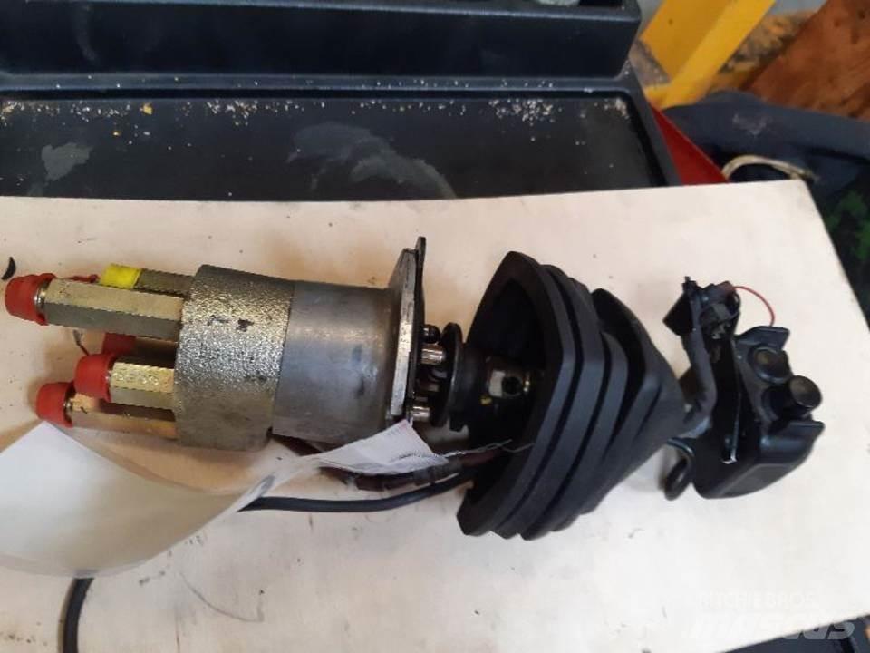 CAT 320B Kabinos ir interjeras