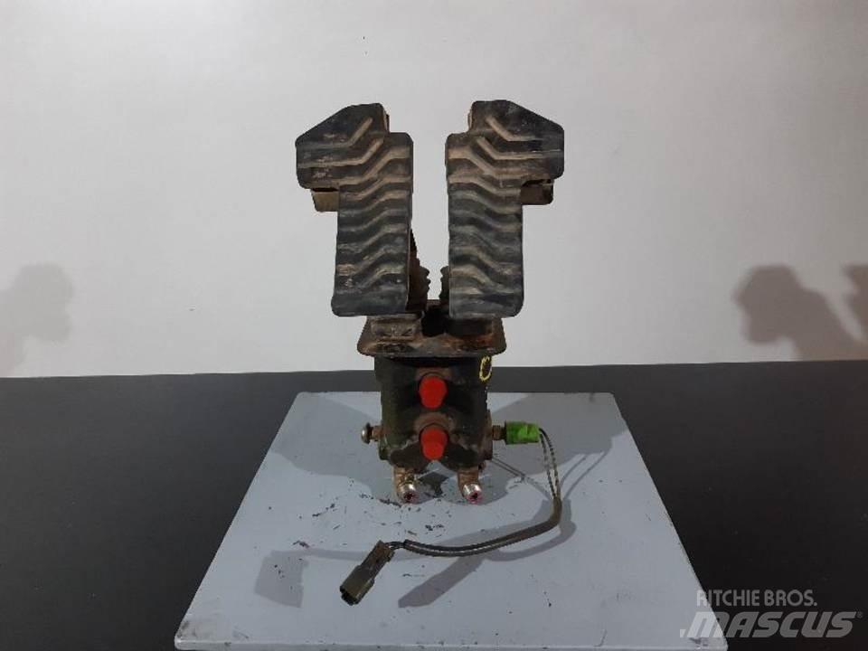 CAT 330C Kabinos ir interjeras