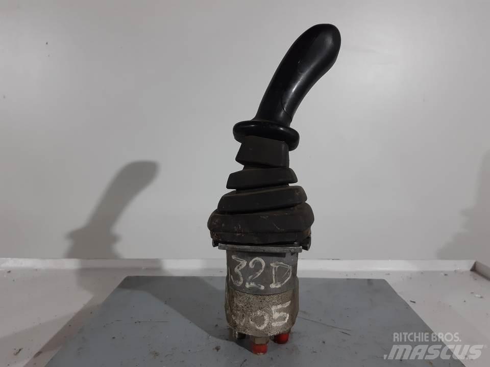 CAT 432D Kabinos ir interjeras