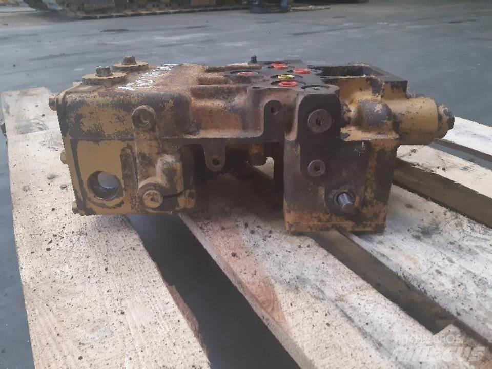 CAT D5H Hidraulikos įrenginiai