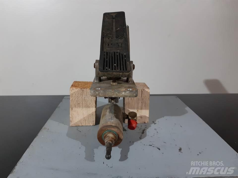 CAT M312 Kabinos ir interjeras